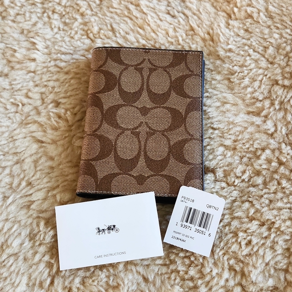 NWT Coach Signature Brown & Black Leather Passport Case 🤎🖤🎁